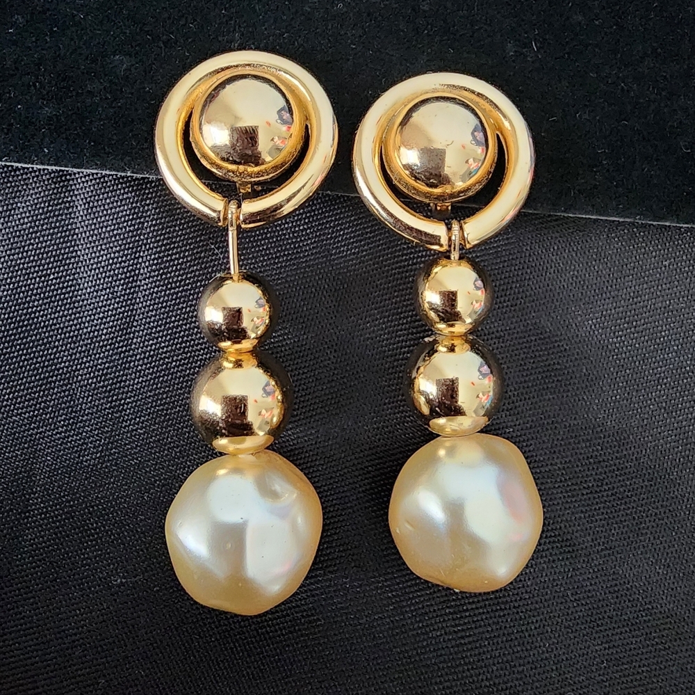 Auth Dior Pearl Drop Gold-Tone Clipon Earrings